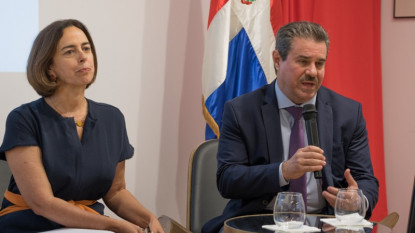 Francisco Javier Pérez presenta a la conferenciante.