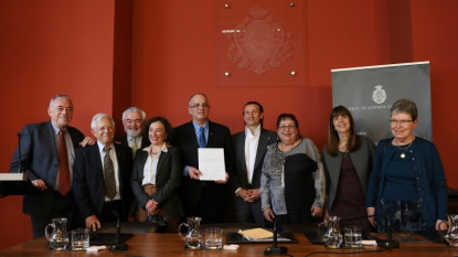 Foto de familia con los académicos firmantes del acuerdo de constitución de la Academia del Judeoespañol.