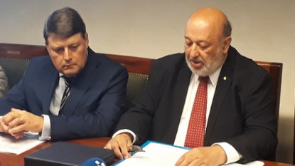 El director de la Academia con el premiado.