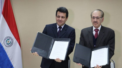 Raúl Aguilera y José Moreno Rufinelli después de la firma.