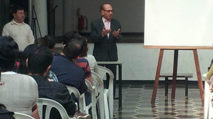 José Antonio Moreno Rufinelli, en la primera sesión del curso de redacción de la APARLE.