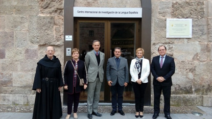 Los miembros de la Comisión con autoridades de la Fundación San Millán y el prior del monasterio de Yuso. 