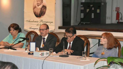 Victorio V. Suárez durante la lectura de su discurso de ingreso.