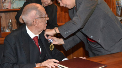 Condecoración a Óscar Acosta, director emérito de la Academia Hondureña de la Lengua. Foto: La Tribuna.