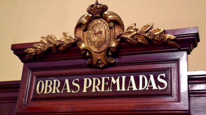 Detalle de una vitrina de la RAE dedicada a las obras premiadas.