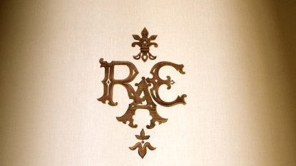 Siglas de la RAE sobre una cortina