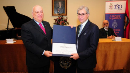 El director de la Academia Chilena de la Lengua, Alfredo Matus, junto al nuevo académico.