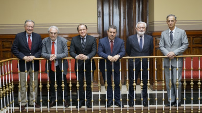Los miembros de la Comisión Permanente de la ASALE en la sede académica.