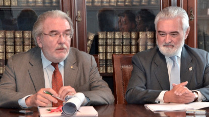 Adolfo Elizaincín y Darío Villanueva durante el pleno extraordinario de la Academia Nacional de Letras de Uruguay.