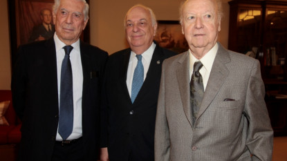 Mario Vargas Llosa junto a Alfredo Matus y Jorge Edwards. 