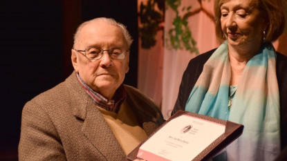 La ministra María Julia Muñoz entrega la medalla a José María Obaldía. Foto: CEIP.