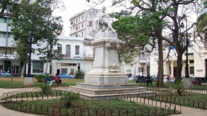 La Academia Cubana leyó un manifiesto en el parque San Juan de Dios de La Habana sobre el uso de la lengua. Foto: D-Cuba.