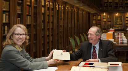 El director entrega a la directora de Espasa la 23.ª edición del DRAE. Foto: Asís G. Ayerbe/Espasa