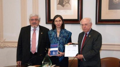 Firma del convenio. De izquierda a derecha: Felipe Garrido, Mara Robles y Jaime Labastida. Foto: El Semanario