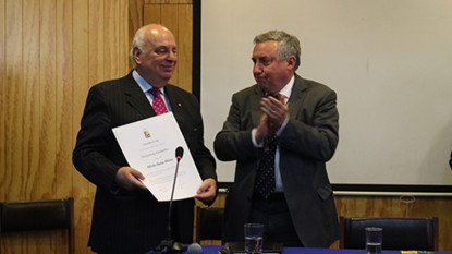 Alfredo Matus junto a Ennio Vivaldi, rector de la institución. Foto: Universidad de Chile.