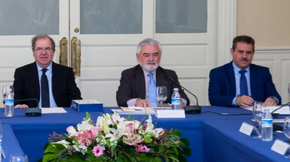 Juan Vicente Herrera participa en una de las sesión de la comisión interacadémica. 