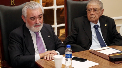 Darío Villanueva y René Fortín Magaña, durante una reunión en la Academia Salvadoreña de la Lengua.