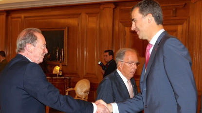 El rey saluda al director de la RAE, José Manuel Blecua. © Casa de Su Majestad el Rey / Borja Fotógrafos
