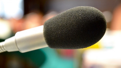 ¿Se habla español en la publicidad?. Detalle de un micrófono del salón de plenos de la RAE.