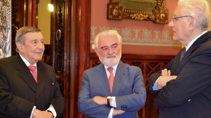 El embajador de Perú en España, el director de la RAE y el presidente de la Academia Peruana en la sede de la RAE.
