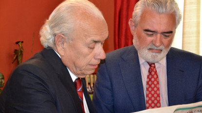 Mario Antonio Sandoval con Darío Villanueva en la sede de la RAE.