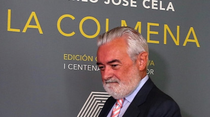 Darío Villanueva en el acto de presentación de «La colmena conmemorativa».