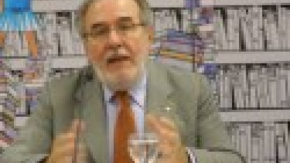 Adolfo Elizaincín, durante la presentación del «Diccionario de la lengua española» en Uruguay.