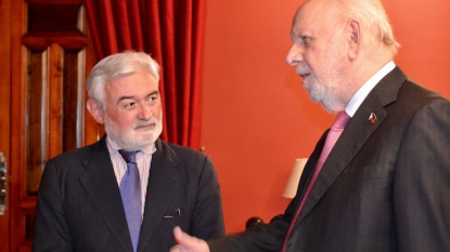 El embajador de Filipinas en España durante su visita a la RAE.