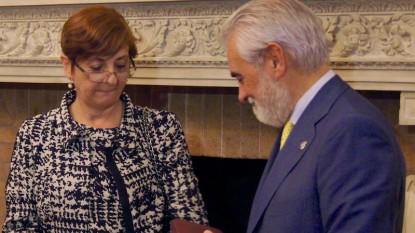 Beatriz Arias recibe el premio de manos del director de la RAE.