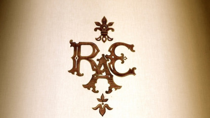 Escudo de la RAE. Detalle.