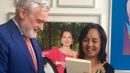 El director de la RAE con la expresidenta de Filipinas, Gloria Macapagal-Arroyo.