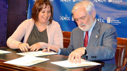 Soledad Monzón y Darío Villanueva firman el convenio de colaboración.