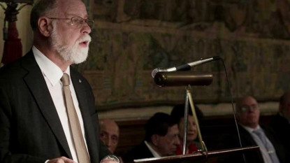 Alberto Manguel durante la lectura de su discurso de ingreso en la AAL. Foto: «La Nación».