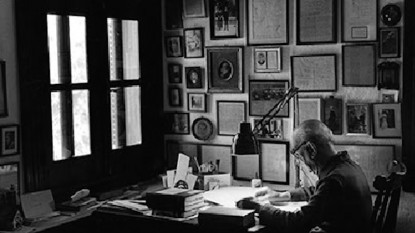 Mujica Lainez en su escritorio. Foto: Fundación Mujica Lainez.