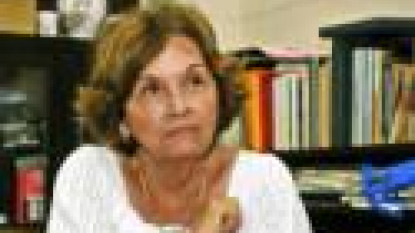 Nuria Gregori recibe el Premio José Vasconcelos. Foto: Radio Cadena Agramonte.