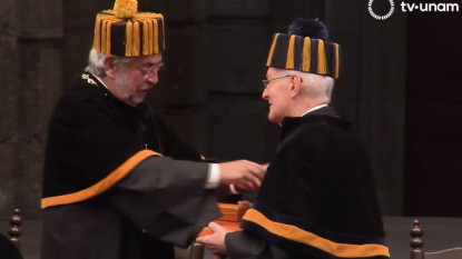 Víctor García de la Concha recibe el grado de doctor «honoris causa» de la UNAM.