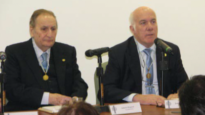 La AAL rinde homenaje al académico Antonio Requeni.