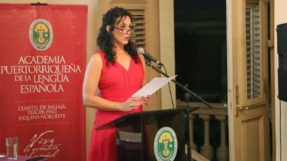 Maia Sherwood durante la lectura de su discurso de ingreso.