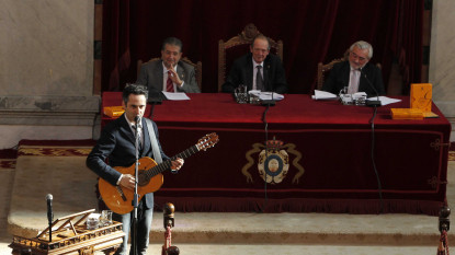 Jorge Drexler en el acto de presentación del volumen «Fonética y fonología»