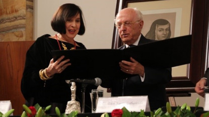 Luce López-Baralt y Jaime Labastida en la entrega del Premio de Ensayo Henríquez Ureña.