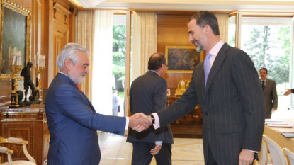 Darío Villanueva saluda al rey. © Casa de S.M. el Rey