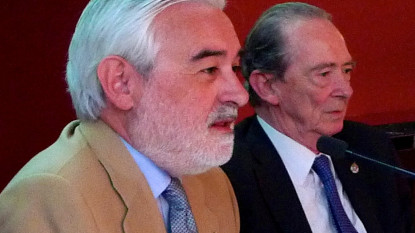 El secretario y el director de la RAE durante la presentación del programa del III Centenario