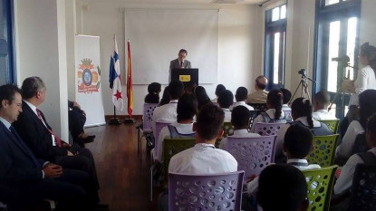 El bibliotecario de la Academia Panameña, Arístides Royo, en la lectura del «Quijote».