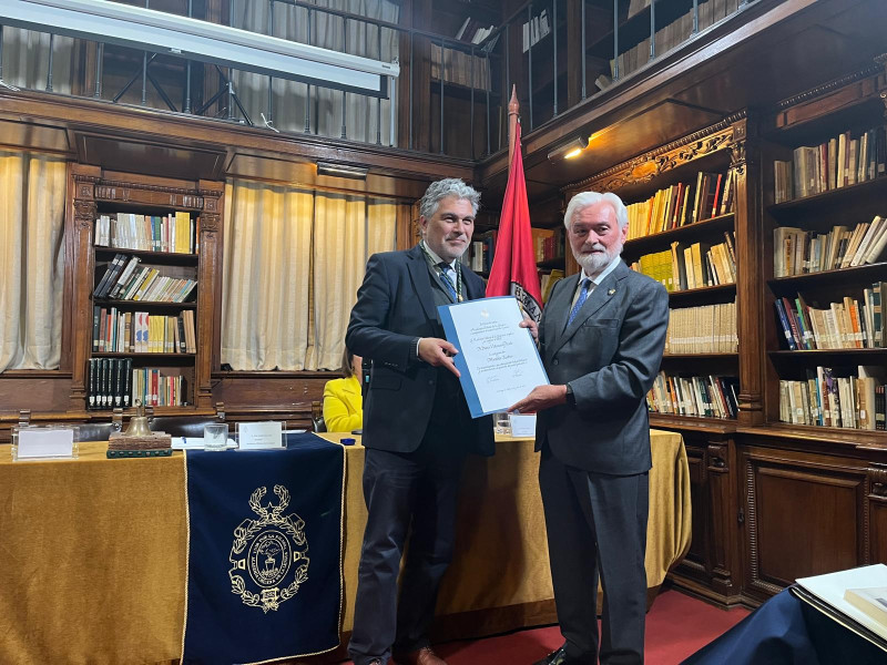 El académico Darío Villanueva, miembro ilustre de la Academia Chilena de la Lengua